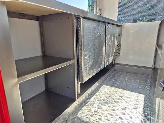 Foodtruck rood met afzuigkap + koelwerkbank - 2025 - afbeelding 14 van  14