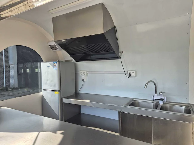 Foodtruck zwart met afzuigkap - 2025 - afbeelding 9 van  10