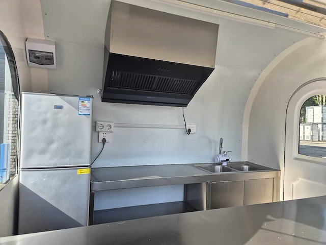 Foodtruck zwart met afzuigkap - 2025 - afbeelding 10 van  10