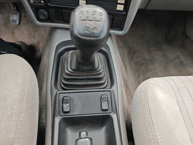 Ford - 1983 - sierra - 2.8 v6 xr4 inj. - personenauto - oldtimer - afbeelding 18 van  36