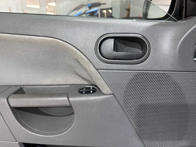 Ford - fiesta - 1.3 ambiente - 44-lh-ff - afbeelding 11 van  17