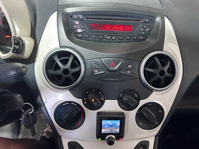 Ford - ka - 1.2 titanium - 10-hxl-8 - afbeelding 3 van  15