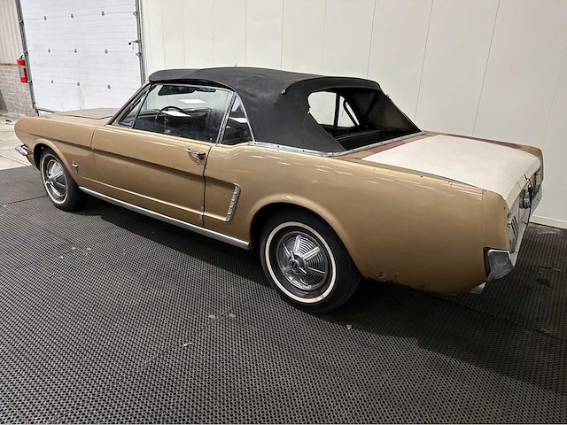 Ford - mustang - cabriolet - oldtimer - 1965 - afbeelding 32 van  37