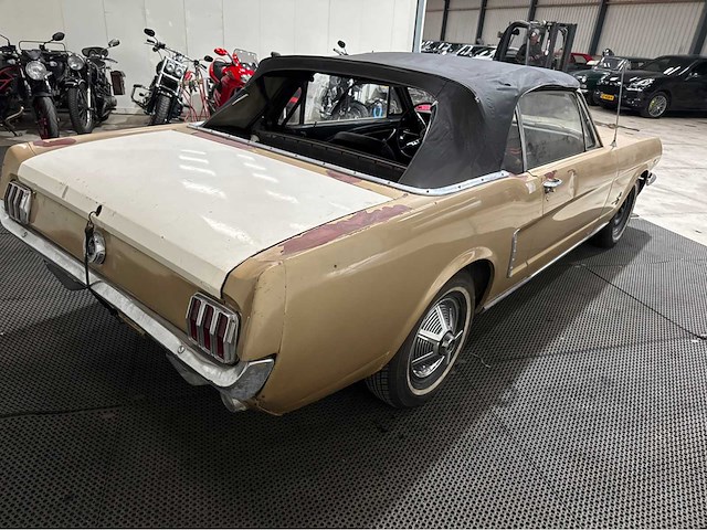 Ford - mustang - cabriolet - oldtimer - 1965 - afbeelding 35 van  37