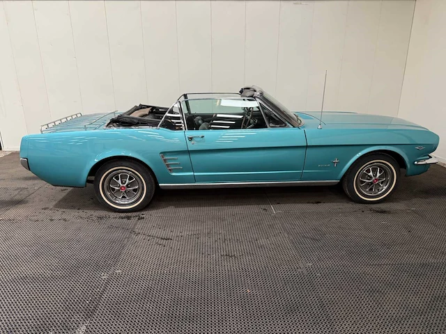 Ford - mustang - cabriolet - v8 - oldtimer - 1966 - afbeelding 13 van  56