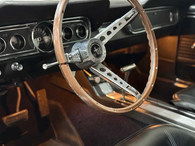 Ford - mustang - cabriolet - v8 - oldtimer - 1966 - afbeelding 24 van  56