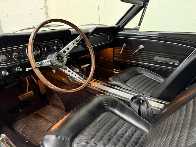 Ford - mustang - cabriolet - v8 - oldtimer - 1966 - afbeelding 25 van  56