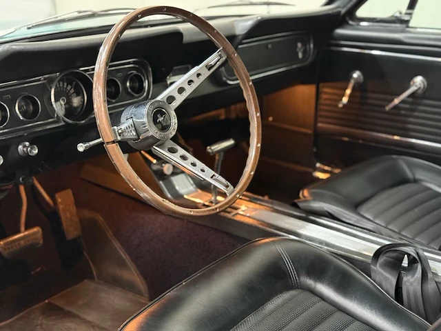 Ford - mustang - cabriolet - v8 - oldtimer - 1966 - afbeelding 26 van  56
