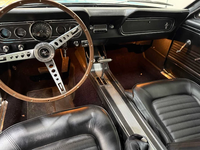 Ford - mustang - cabriolet - v8 - oldtimer - 1966 - afbeelding 27 van  56