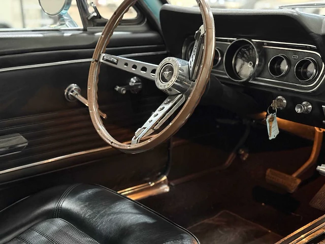 Ford - mustang - cabriolet - v8 - oldtimer - 1966 - afbeelding 35 van  56
