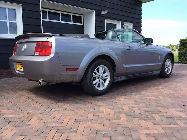 Ford - mustang - v6 deluxe cabrio - personenauto - afbeelding 21 van  27