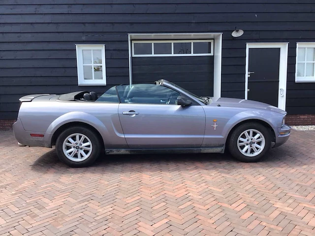 Ford - mustang - v6 deluxe cabrio - personenauto - afbeelding 22 van  27