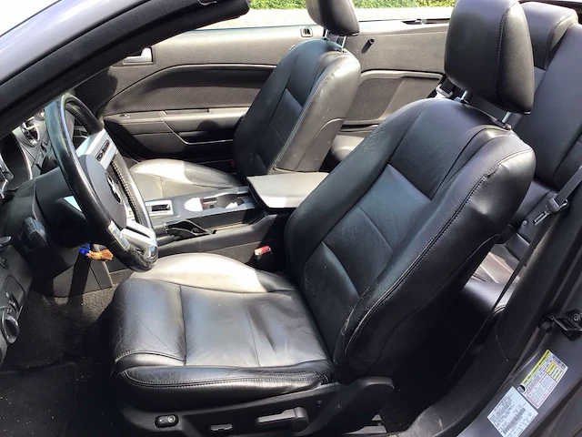 Ford - mustang - v6 deluxe cabrio - personenauto - afbeelding 26 van  27
