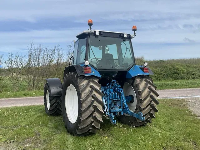 Ford 8240 vierwielaangedreven landbouwtractor - afbeelding 2 van  39