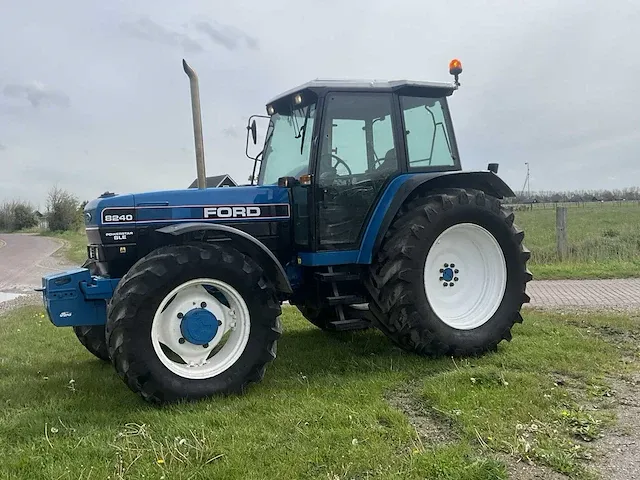 Ford 8240 vierwielaangedreven landbouwtractor - afbeelding 4 van  39
