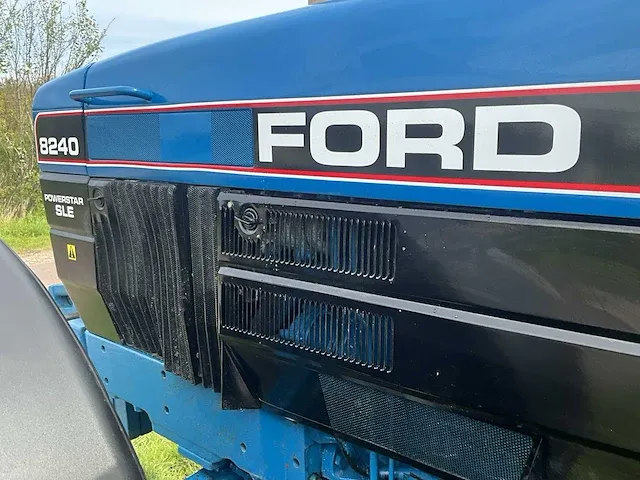 Ford 8240 vierwielaangedreven landbouwtractor - afbeelding 5 van  39