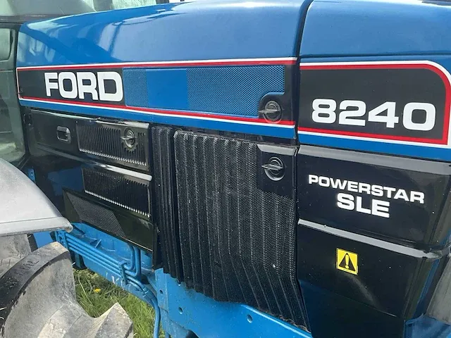 Ford 8240 vierwielaangedreven landbouwtractor - afbeelding 6 van  39