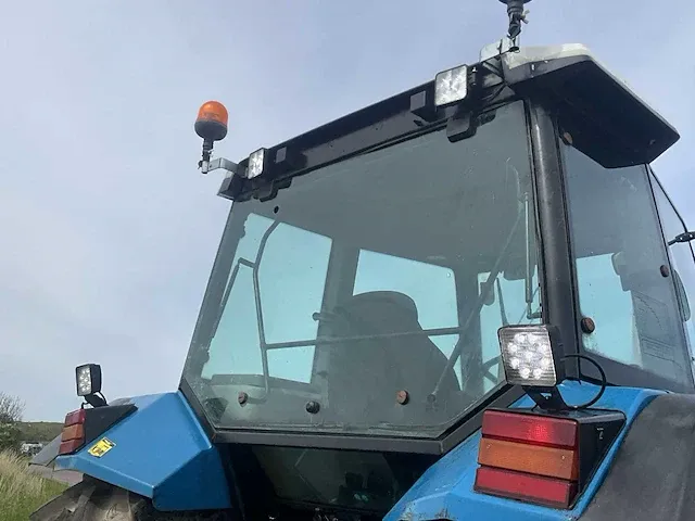 Ford 8240 vierwielaangedreven landbouwtractor - afbeelding 8 van  39