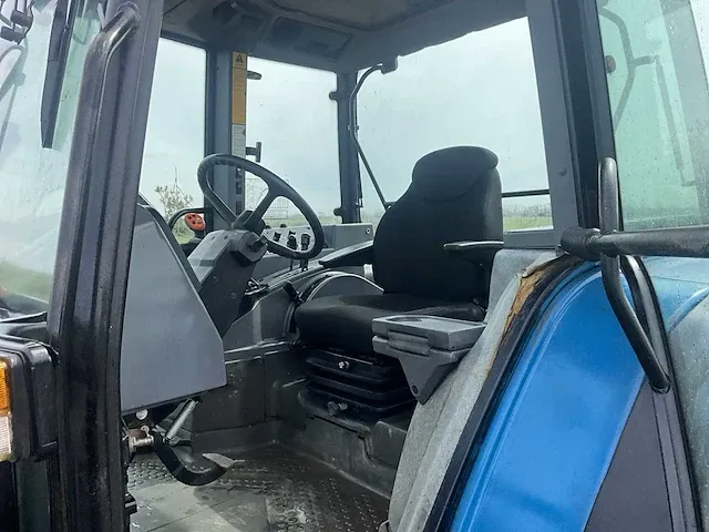 Ford 8240 vierwielaangedreven landbouwtractor - afbeelding 9 van  39