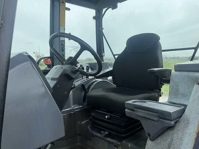 Ford 8240 vierwielaangedreven landbouwtractor - afbeelding 10 van  39
