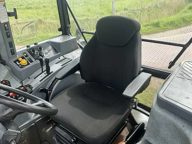 Ford 8240 vierwielaangedreven landbouwtractor - afbeelding 11 van  39