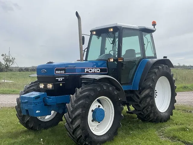 Ford 8240 vierwielaangedreven landbouwtractor - afbeelding 1 van  39