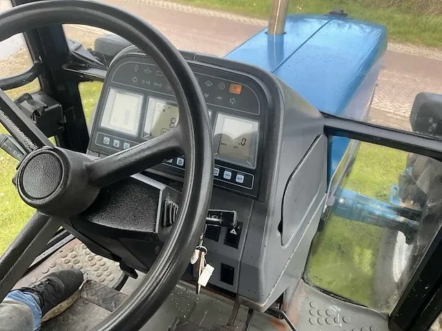 Ford 8240 vierwielaangedreven landbouwtractor - afbeelding 13 van  39
