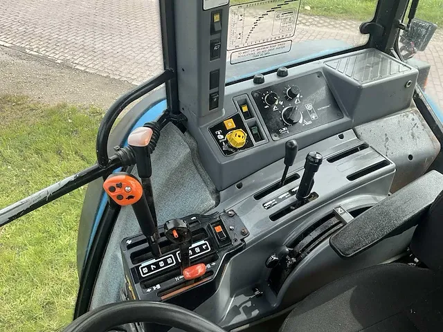 Ford 8240 vierwielaangedreven landbouwtractor - afbeelding 15 van  39