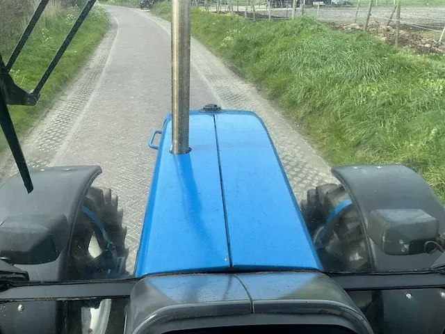 Ford 8240 vierwielaangedreven landbouwtractor - afbeelding 18 van  39