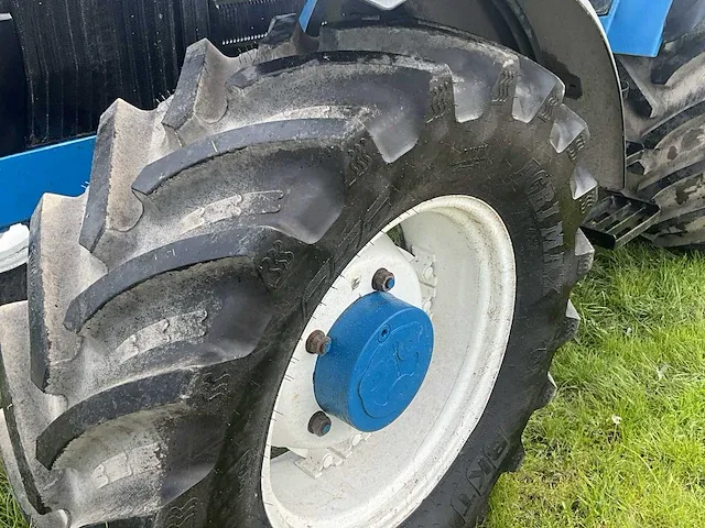 Ford 8240 vierwielaangedreven landbouwtractor - afbeelding 19 van  39