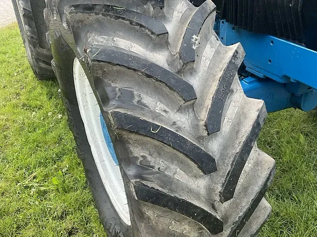 Ford 8240 vierwielaangedreven landbouwtractor - afbeelding 20 van  39