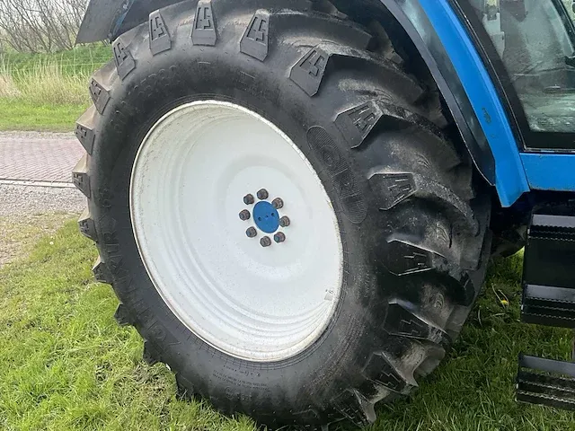 Ford 8240 vierwielaangedreven landbouwtractor - afbeelding 22 van  39