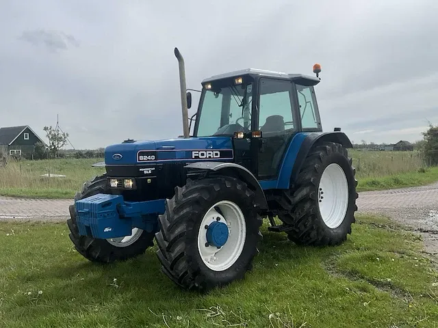 Ford 8240 vierwielaangedreven landbouwtractor - afbeelding 12 van  39