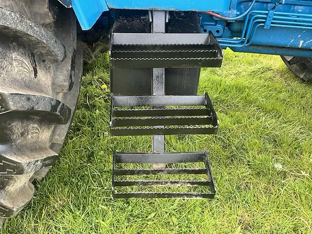 Ford 8240 vierwielaangedreven landbouwtractor - afbeelding 27 van  39