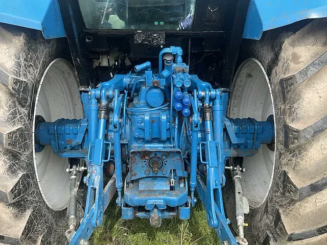 Ford 8240 vierwielaangedreven landbouwtractor - afbeelding 29 van  39