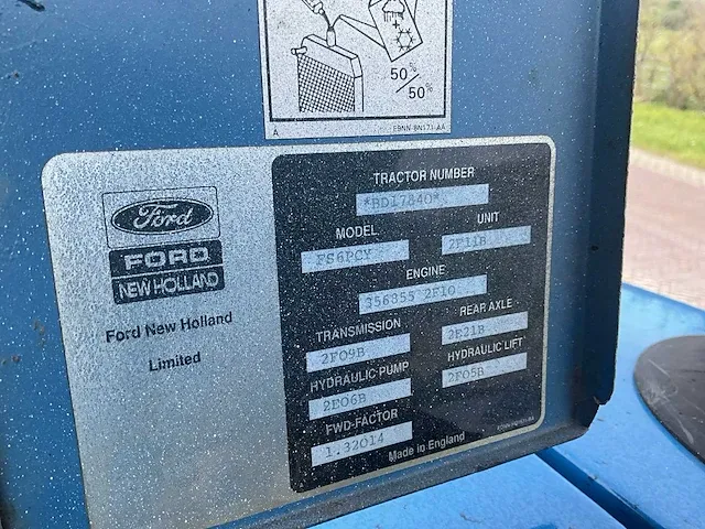 Ford 8240 vierwielaangedreven landbouwtractor - afbeelding 31 van  39
