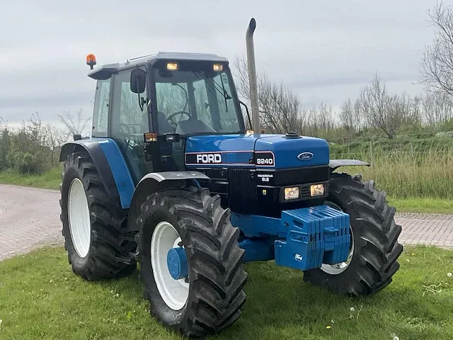 Ford 8240 vierwielaangedreven landbouwtractor - afbeelding 35 van  39