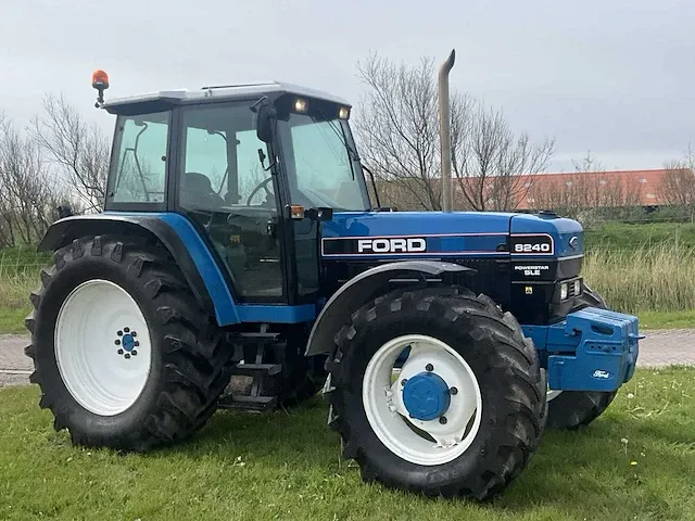 Ford 8240 vierwielaangedreven landbouwtractor - afbeelding 36 van  39
