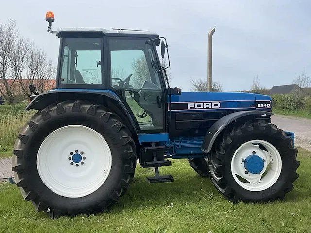 Ford 8240 vierwielaangedreven landbouwtractor - afbeelding 37 van  39