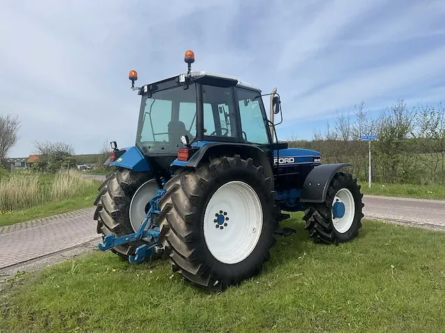 Ford 8240 vierwielaangedreven landbouwtractor - afbeelding 38 van  39