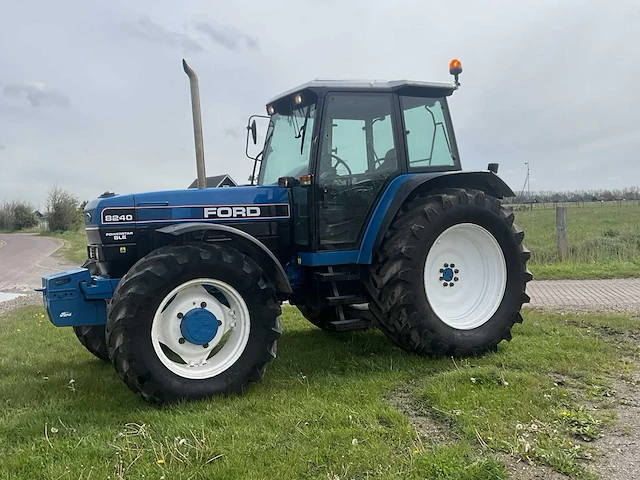 Ford 8240 vierwielaangedreven landbouwtractor - afbeelding 4 van  39