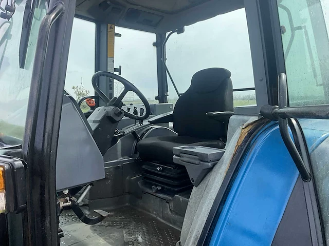 Ford 8240 vierwielaangedreven landbouwtractor - afbeelding 9 van  39
