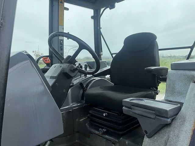 Ford 8240 vierwielaangedreven landbouwtractor - afbeelding 10 van  39