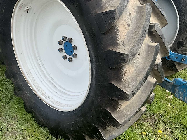Ford 8240 vierwielaangedreven landbouwtractor - afbeelding 26 van  39