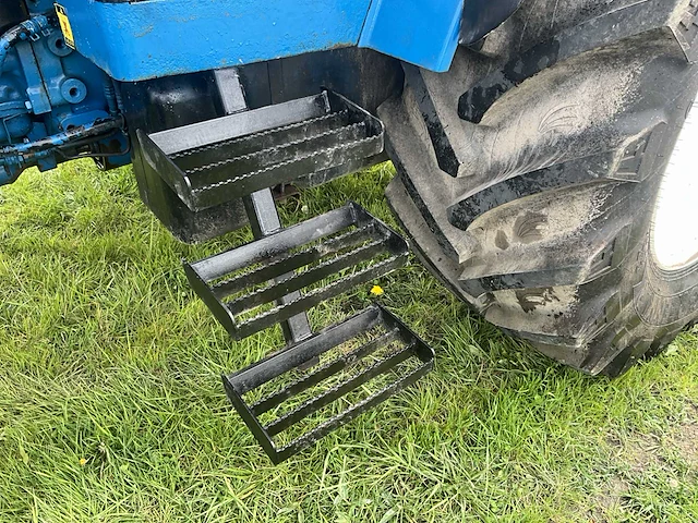 Ford 8240 vierwielaangedreven landbouwtractor - afbeelding 28 van  39