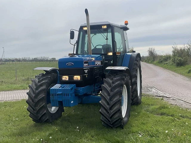 Ford 8240 vierwielaangedreven landbouwtractor - afbeelding 23 van  39