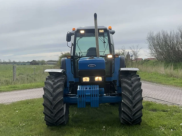Ford 8240 vierwielaangedreven landbouwtractor - afbeelding 34 van  39
