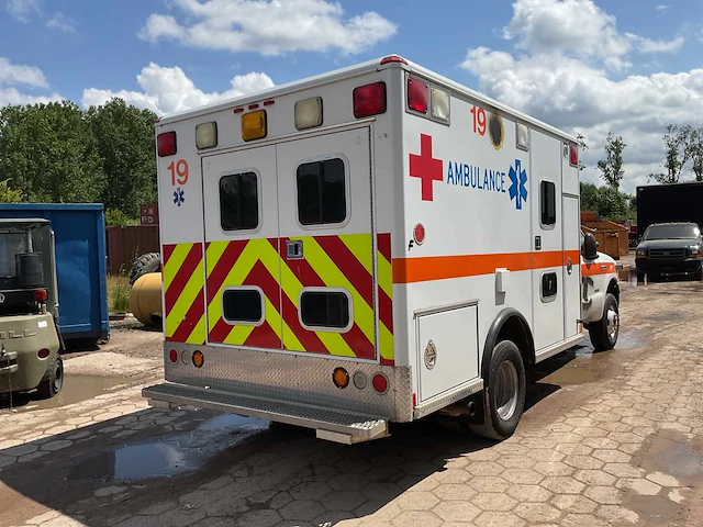 Ford f350 ambulance - afbeelding 13 van  18