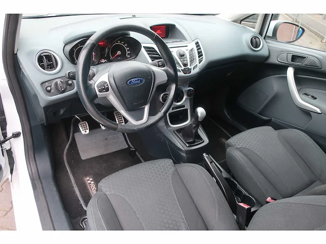 Ford fiesta 1.6 ghia, gbr-42-n - afbeelding 4 van  10