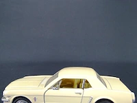 Ford mustang (1964) beige - afbeelding 2 van  5